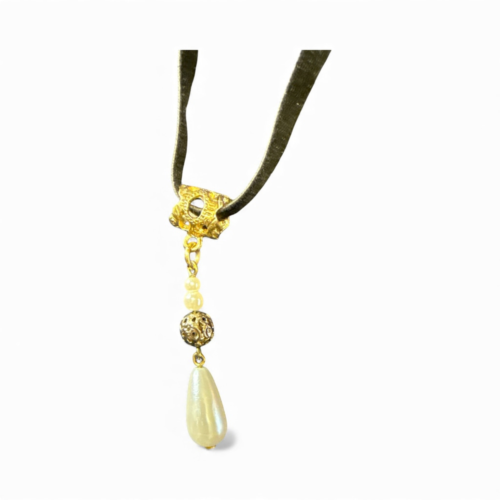 Gold & Pearl Drop Necklace – Vintage-Inspired Velvet Choker